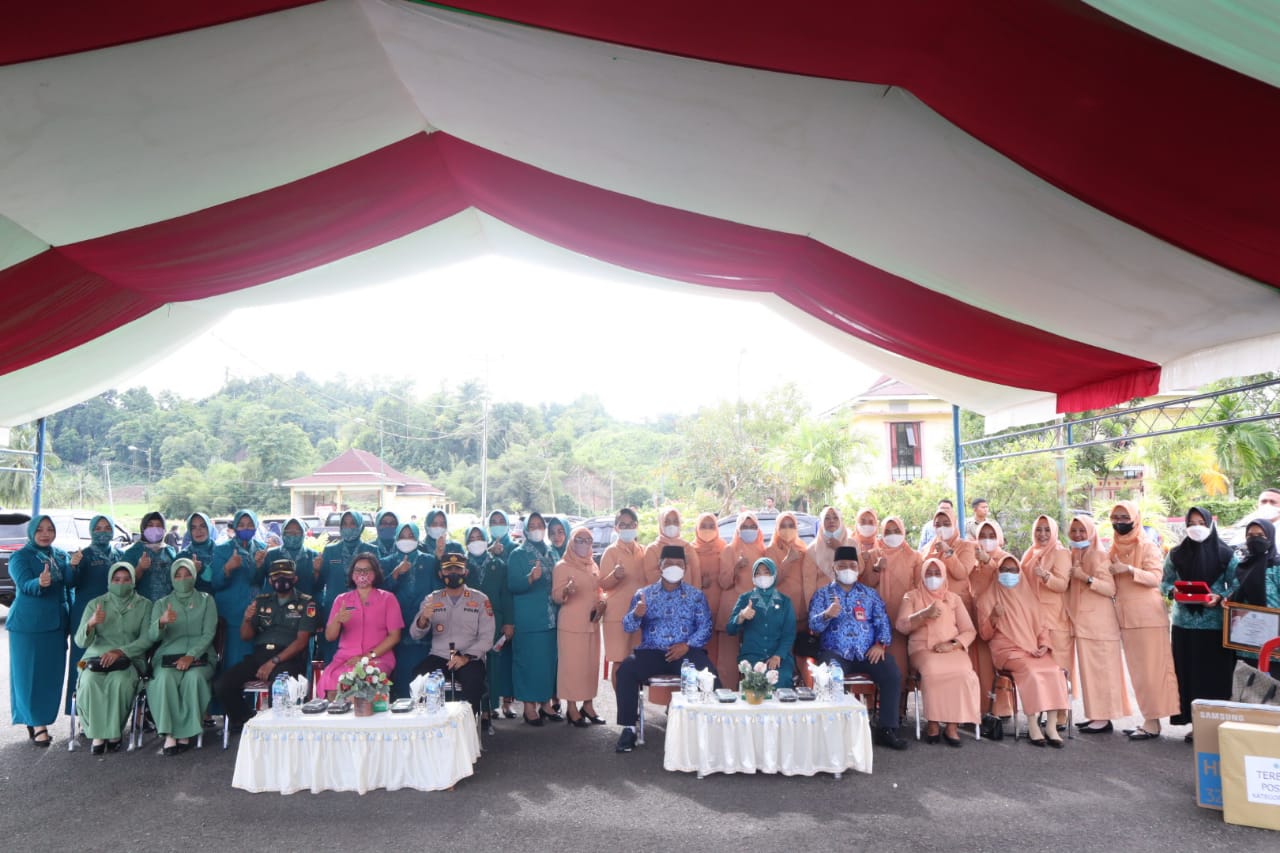 Foto bersama usai peringatan Hari Ibu dan Apel Korpri.