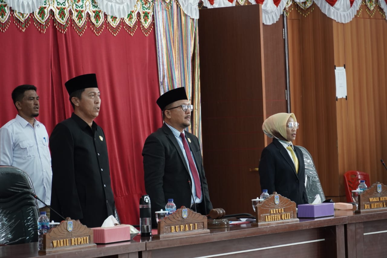 Ketua DPRD dan Wakil Ketua serta Bupati saat memimpin paripurna.