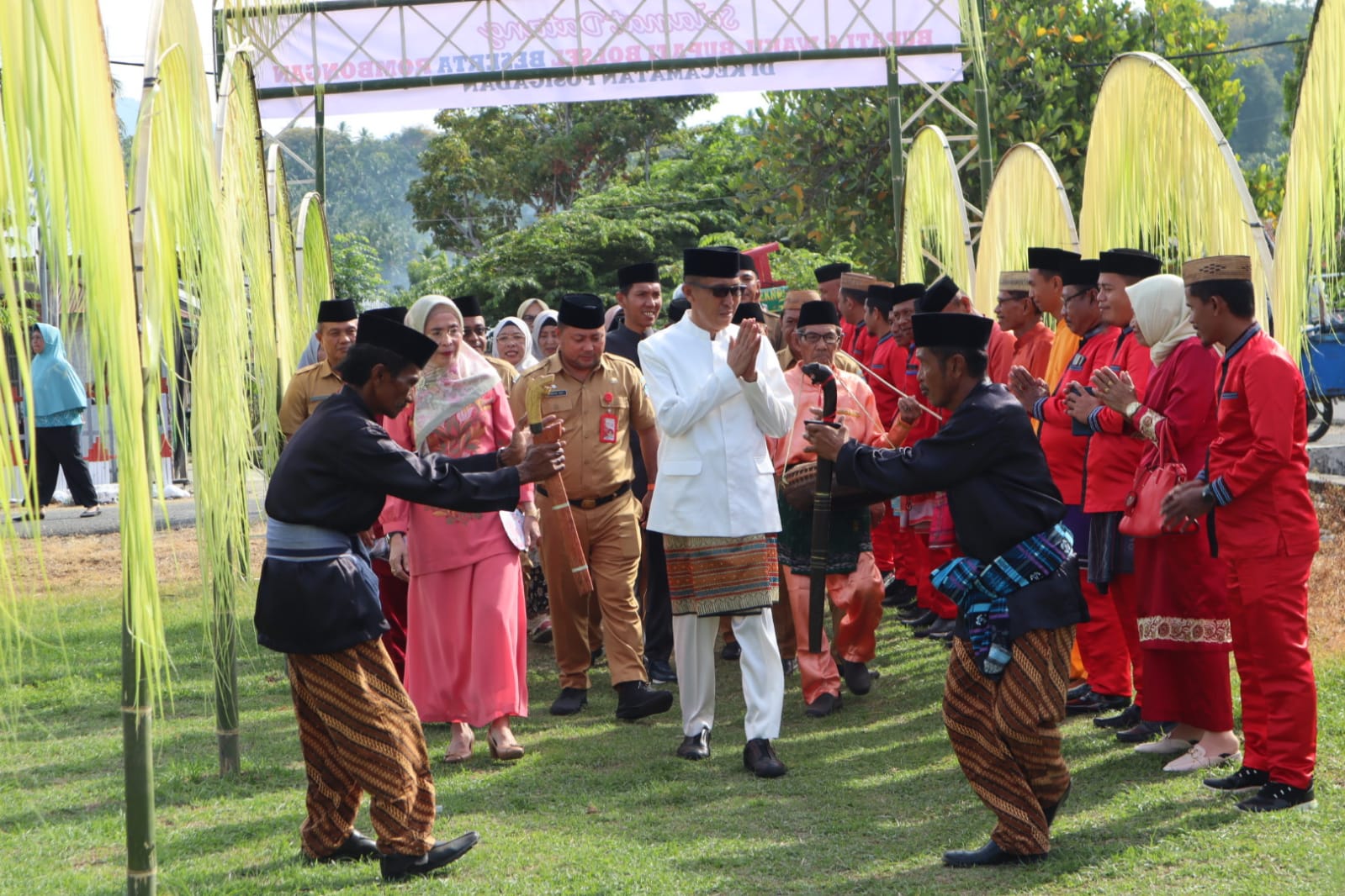 Bupati didampingi istri tercinta bersama rombongan pejabat Pemkab Bolsel disambut menghadiri acara peringatan HUT.