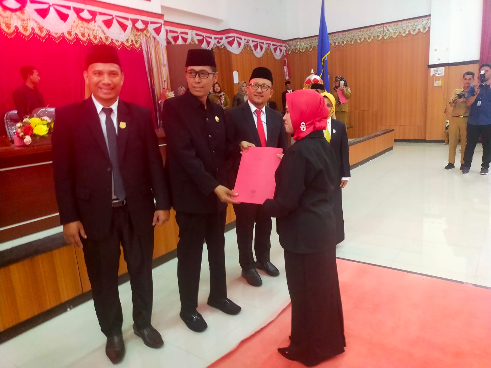 Penyerahan SK kepada Anggota DPRD Juarida oleh Bupati H Iskandar Kamaru SPt, didampingi Ketua dan Wakil Ketua DPRD. 