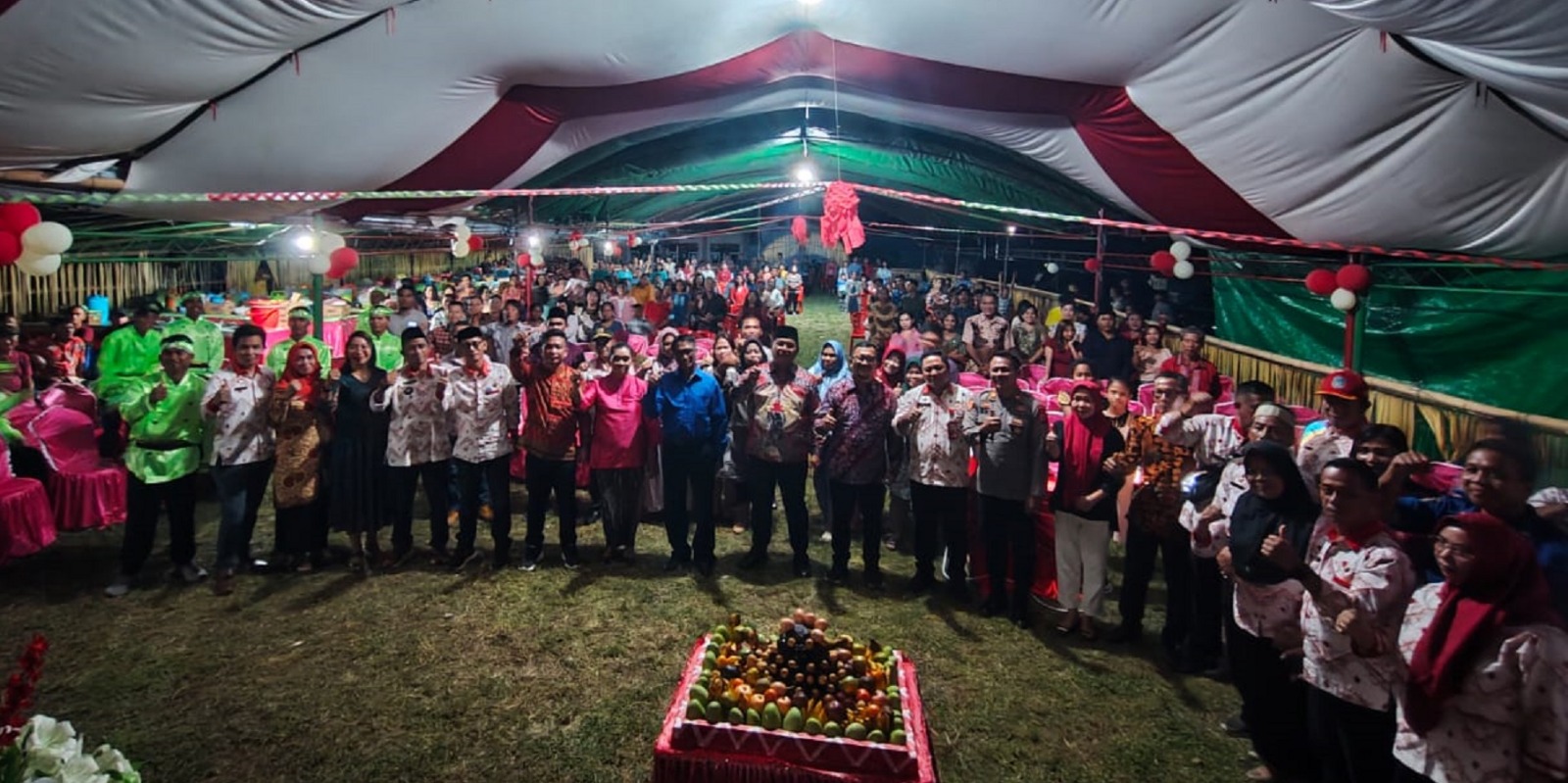 Foto bersama dengan seluruh masyarakat di acara Tulude. 