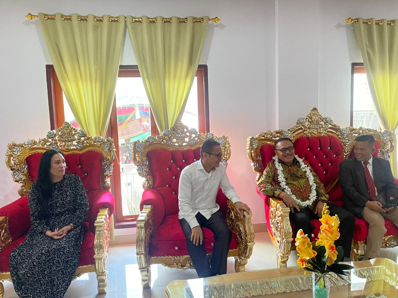 Bupati Ir Limi Mokodompit bersama mantan Wabup Bolmong Yanny Ronny Tuuk STh MM bersama Ketua Komisi II DPRD Bolmong Lanny Lesly Kaligis diacara perayaan HUT GPDI El-Shadai dan peresmian gedung Pastori.