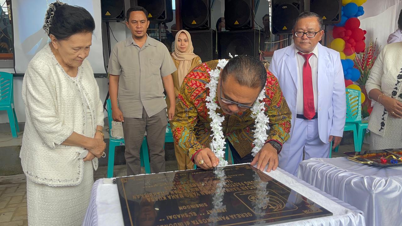 Bupati Ir Limi Mokodompit MM menandatangani Prasasti Gedung Pastori disaksikan oleh Ketua Majelis Daerah GPDI Sulut.