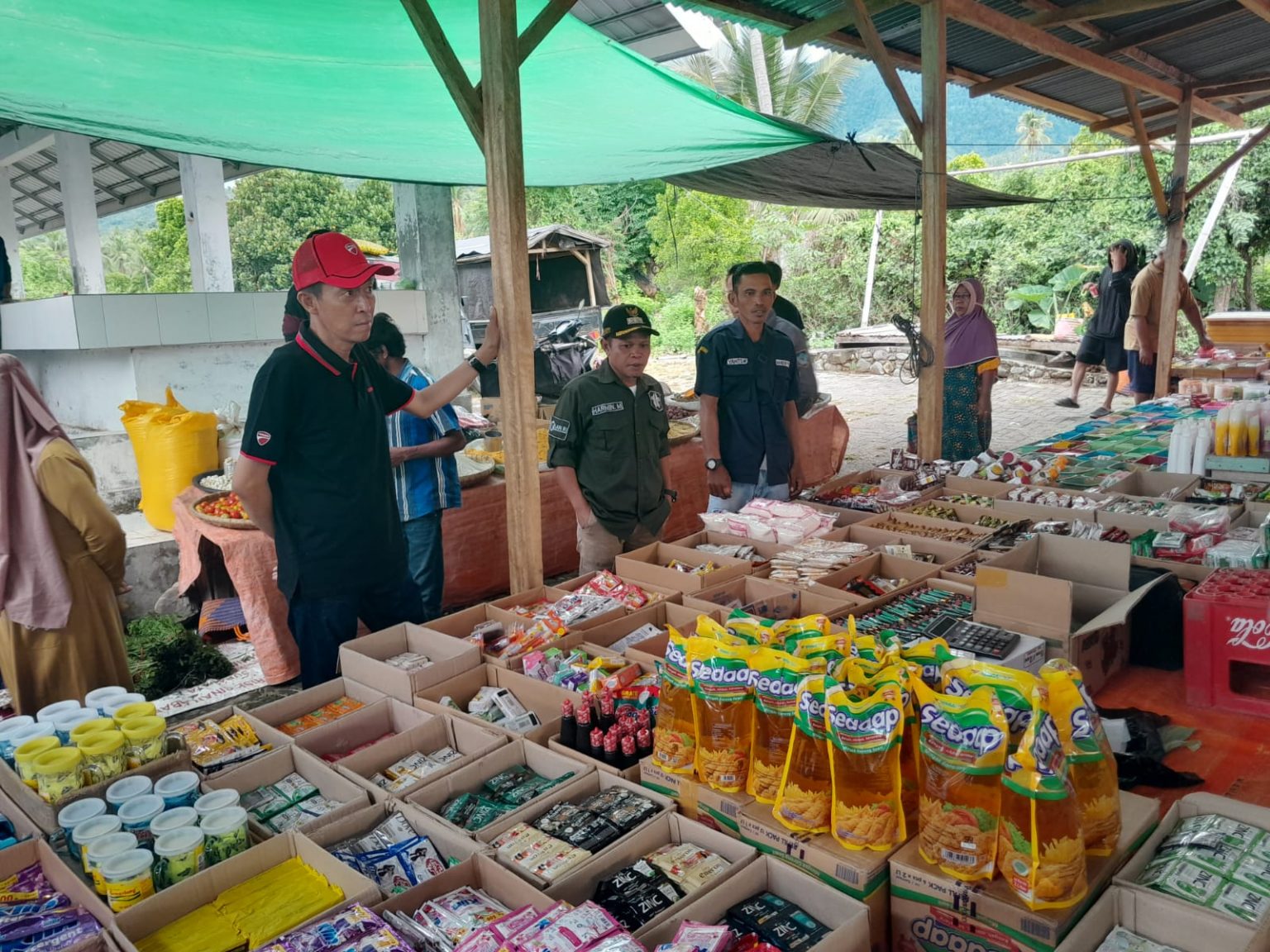 Bupati berdialog dengan para pedagang pasar, didampingi Kepala Disperindagkop dan Camat Posigadan.