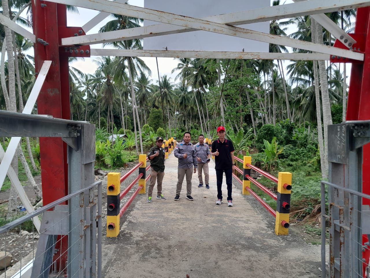 Bupati memantau proyek jembatan yang baru selesai dikerjakan di Desa Pilolahunga.