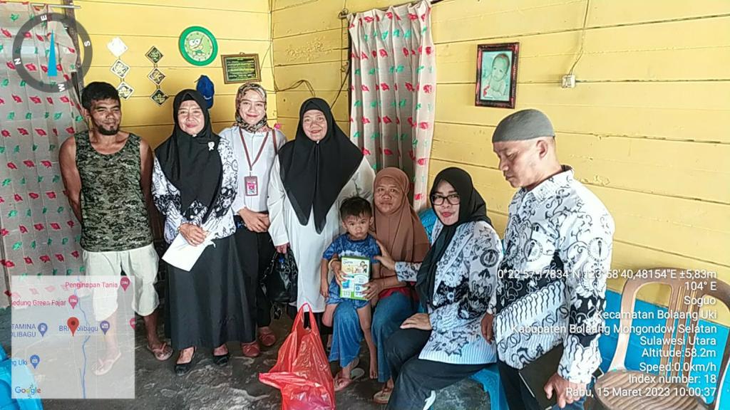 Kadis pendidikan bersama jajaran PGRI Bolsel menyalurkan bantuan stunting di Kecamatan Bolaang Uki.