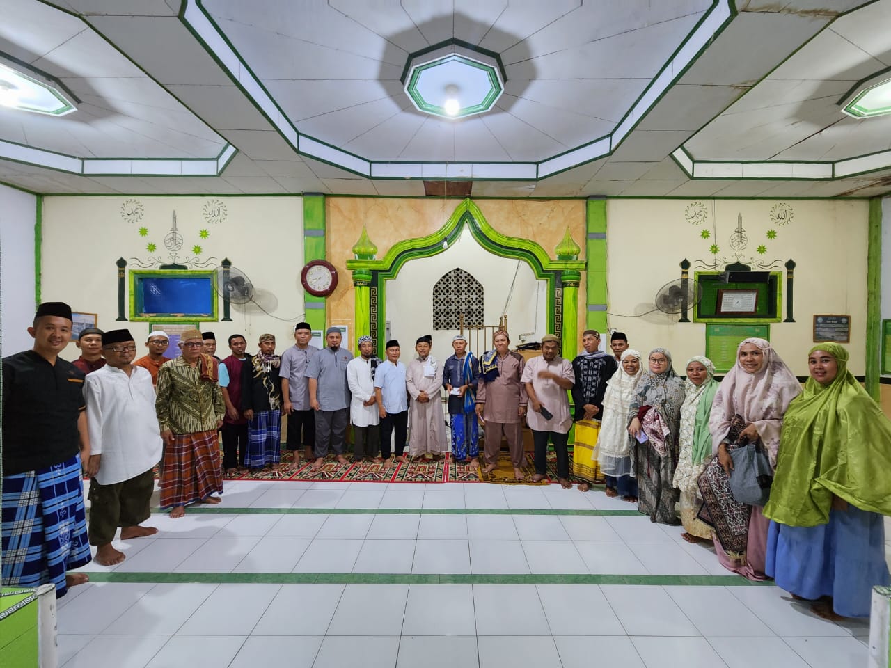 Foto bersama tim Tarling Pemkab Bolsel bersama para jamaah Masjid di Milangodaa.