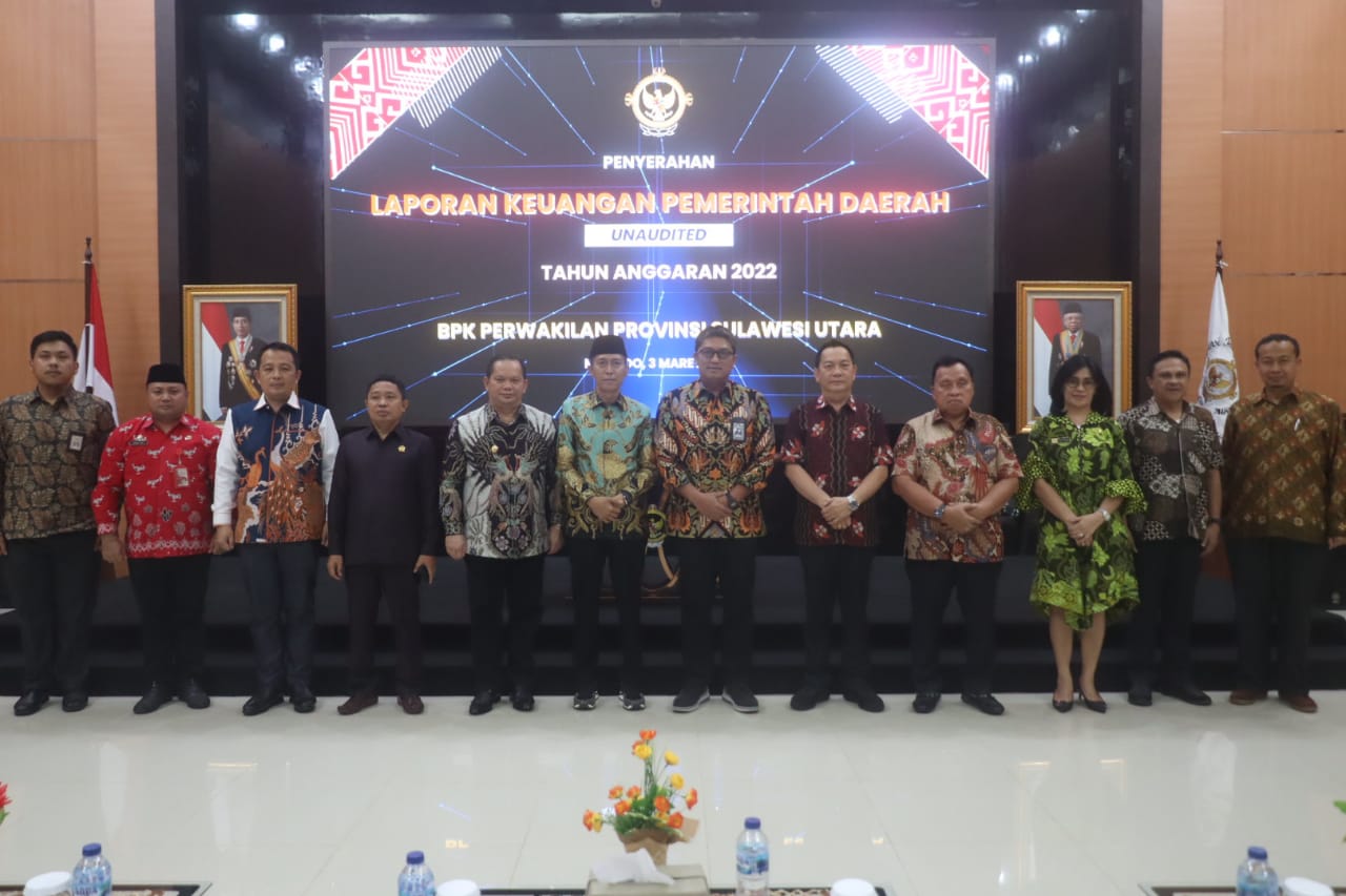 Foto bersama Bupati H Iskandar Kamaru SPt MSi bersama Ketua BPK RI Perwakilan Sulut beserta kepala daerah lainnya.