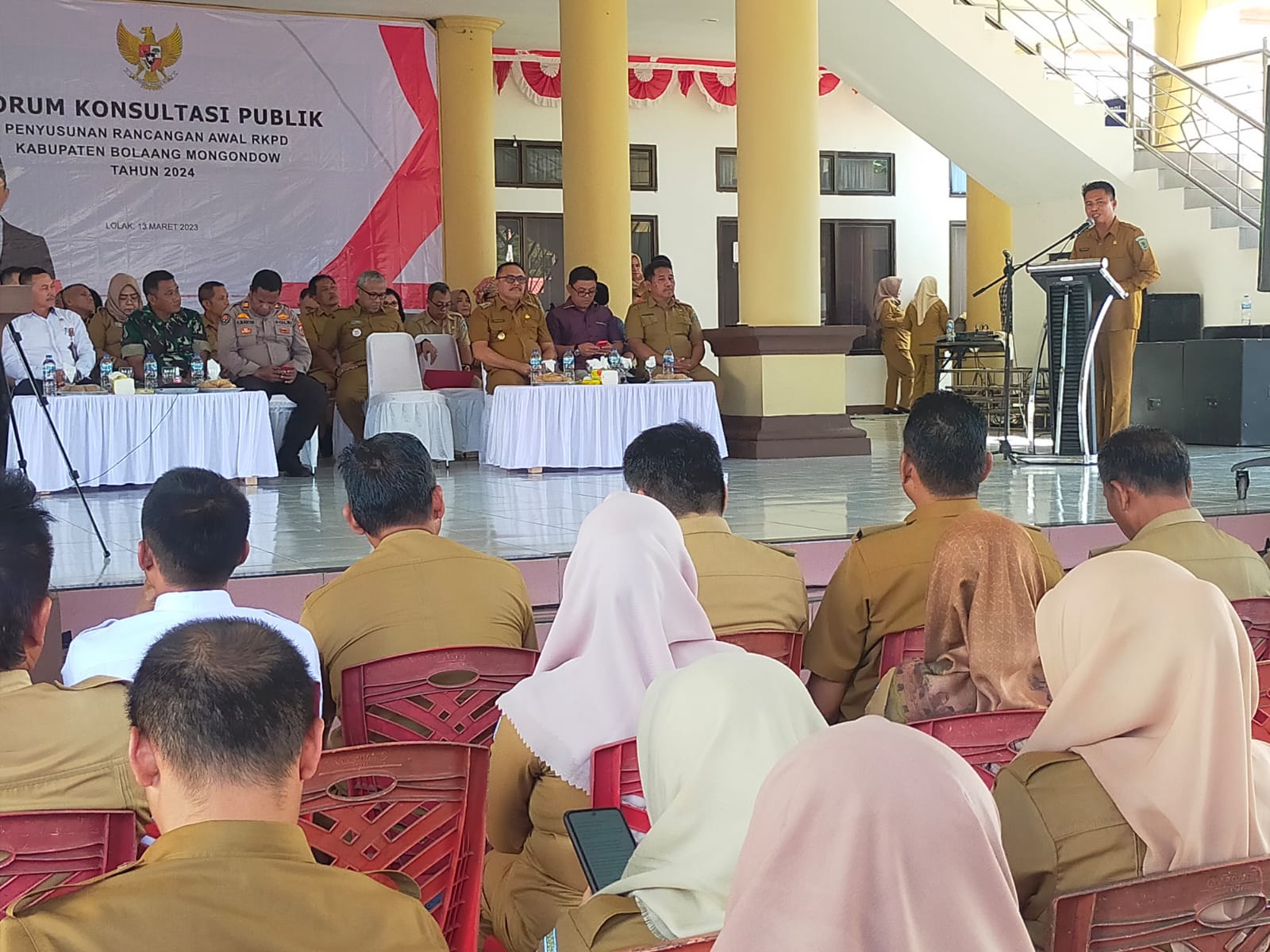 Sekda memaparkan kondisi anggaran daerah pada kegiatan forum konsultasi publik RKPD 2024.