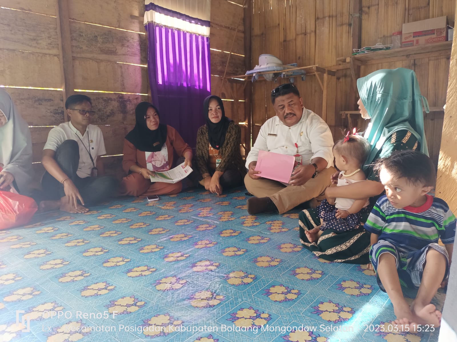 Kadis Sosial Saipul Botutihe, juga menyerahkan bantuan stunting kepada masyarakat.