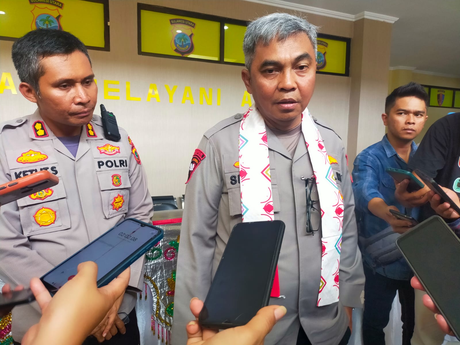 Kapolda Sulut Irjen Pol Setyo Budiyanto didampingi Kapolres Bolsel AKBD Ketut Suryana SIK ketika diwawancarai sejumlah media.