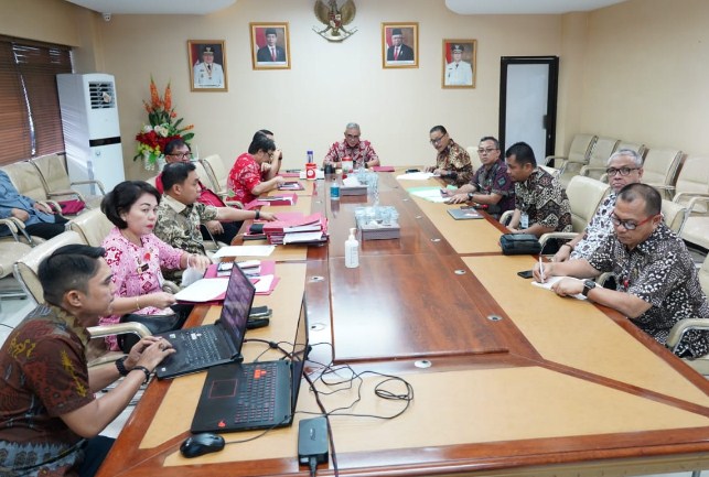 Nampak serius penyampaian hasil kinerja Pj Bupati oleh tim Pemprov Sulut.