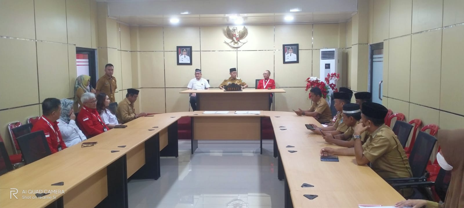 Suasana rapat persiapan MoU Pemkab Bolsel dan Bank Prismadana terkait wisata ke luar negeri bagi ASN.