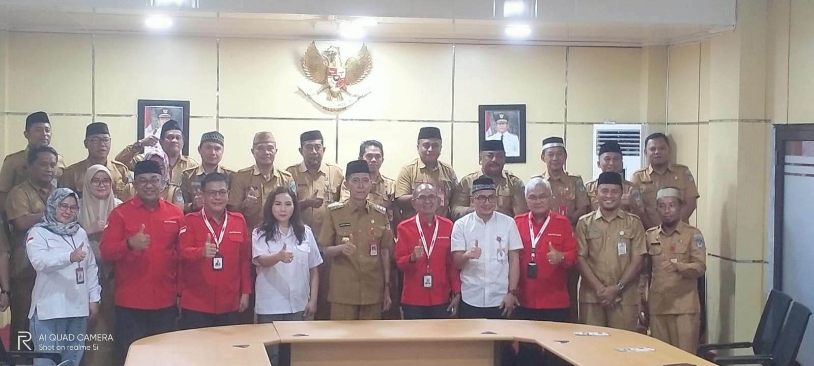 Foto bersama usai penandatanganan MoU.