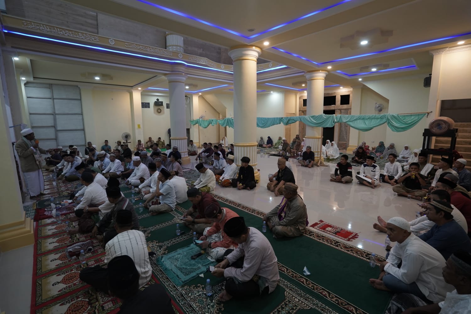Para jamaah di Masjid Al-Hudah Desa Toluaya.