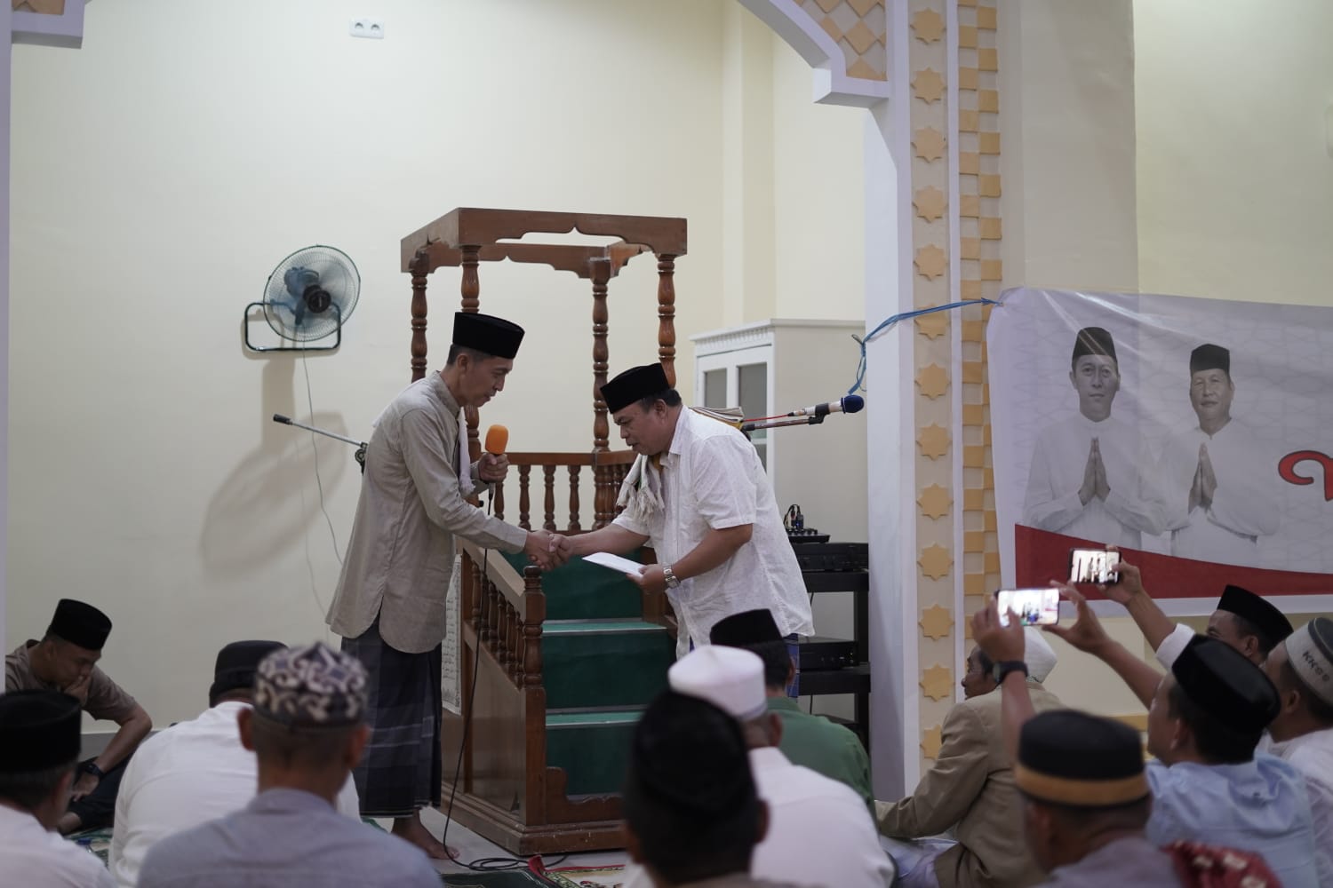Bupati menyerahkan bantuan di Masjid Al-Hudah Desa Toluaya.