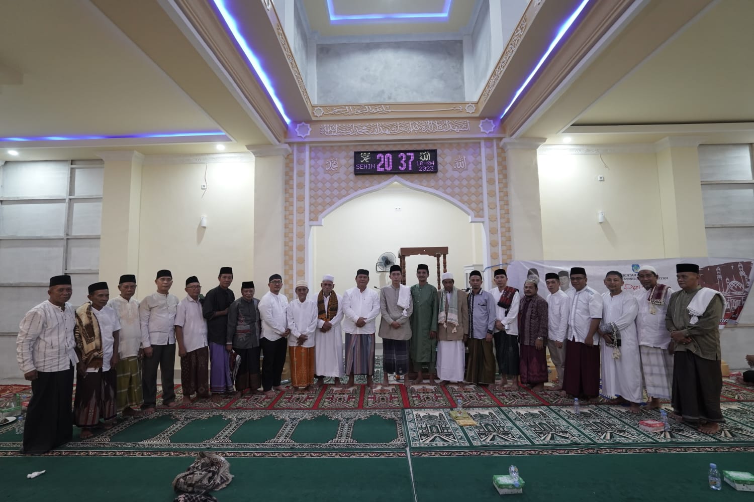 Foto bersama Bupati bersama rombongan dengan para jamaah masjid Al-Hudah.