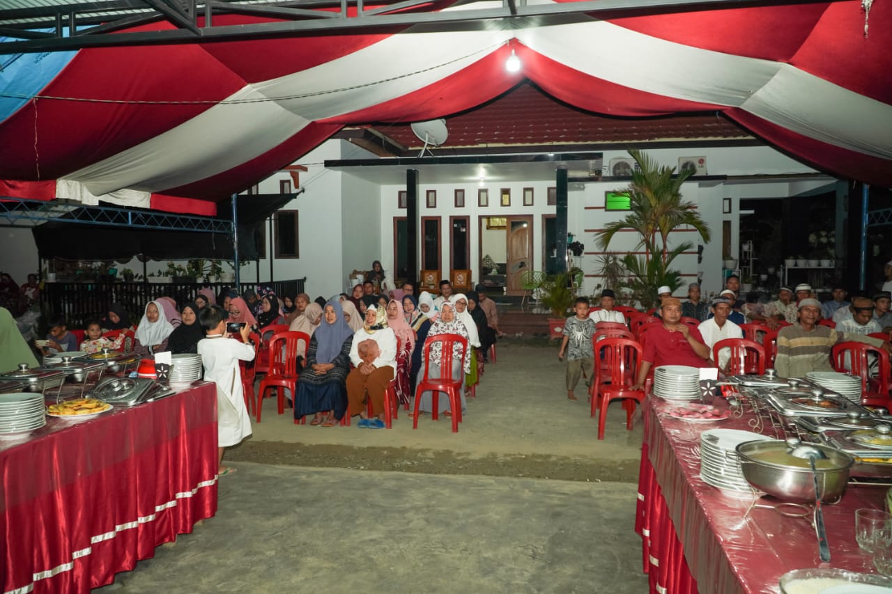 Para tamu dan undangan yang hadir pada Khatam Al-Quran dan doa arwah di Rujab Wabup.