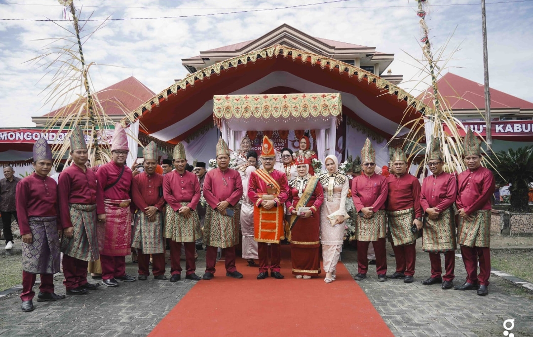 Foto bersama Pj Bupati, Ketua TP PKK, Sekda dan pejabat lainnya usai upacara HUT Bolmong.