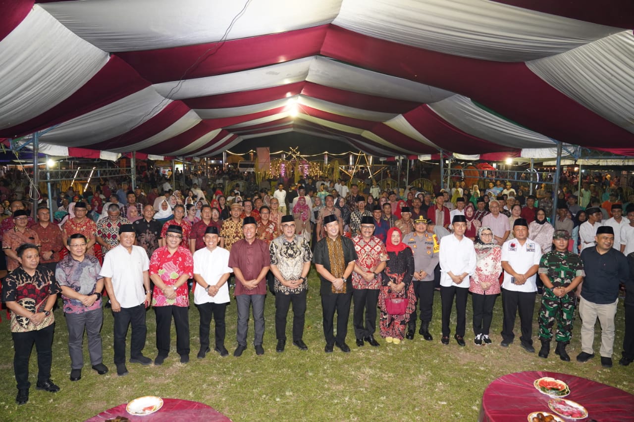 Foto bersama Wagub Sulut Drs Steven Kandouw, Bupati Ir Limi Mokodompit, Bupati Bolsel H Iskandar Kamaru SPt, rombongan Pemprov Sulut beserta masyarakat setempat.