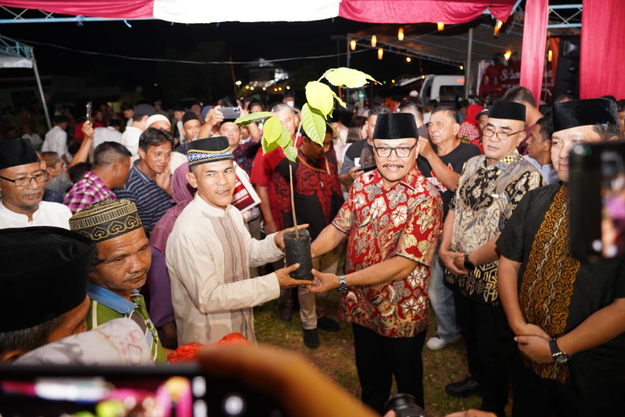 Bupati Ir Limi Mokodompit ketika menyerahkan bantuan kepada kelompok penerima.