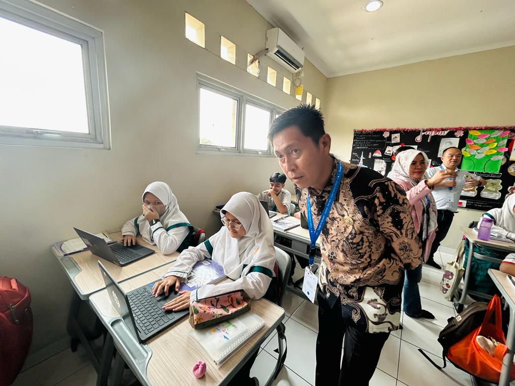 Bupati melihat proses belajar mengajar di SMP IT Al-Haraki Kota Depok.