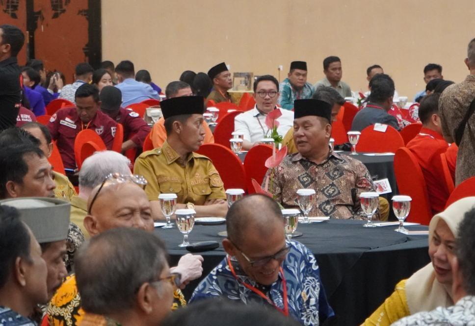 Bupati dan Wabup ketika menghadiri seminar Nasional merah putih.