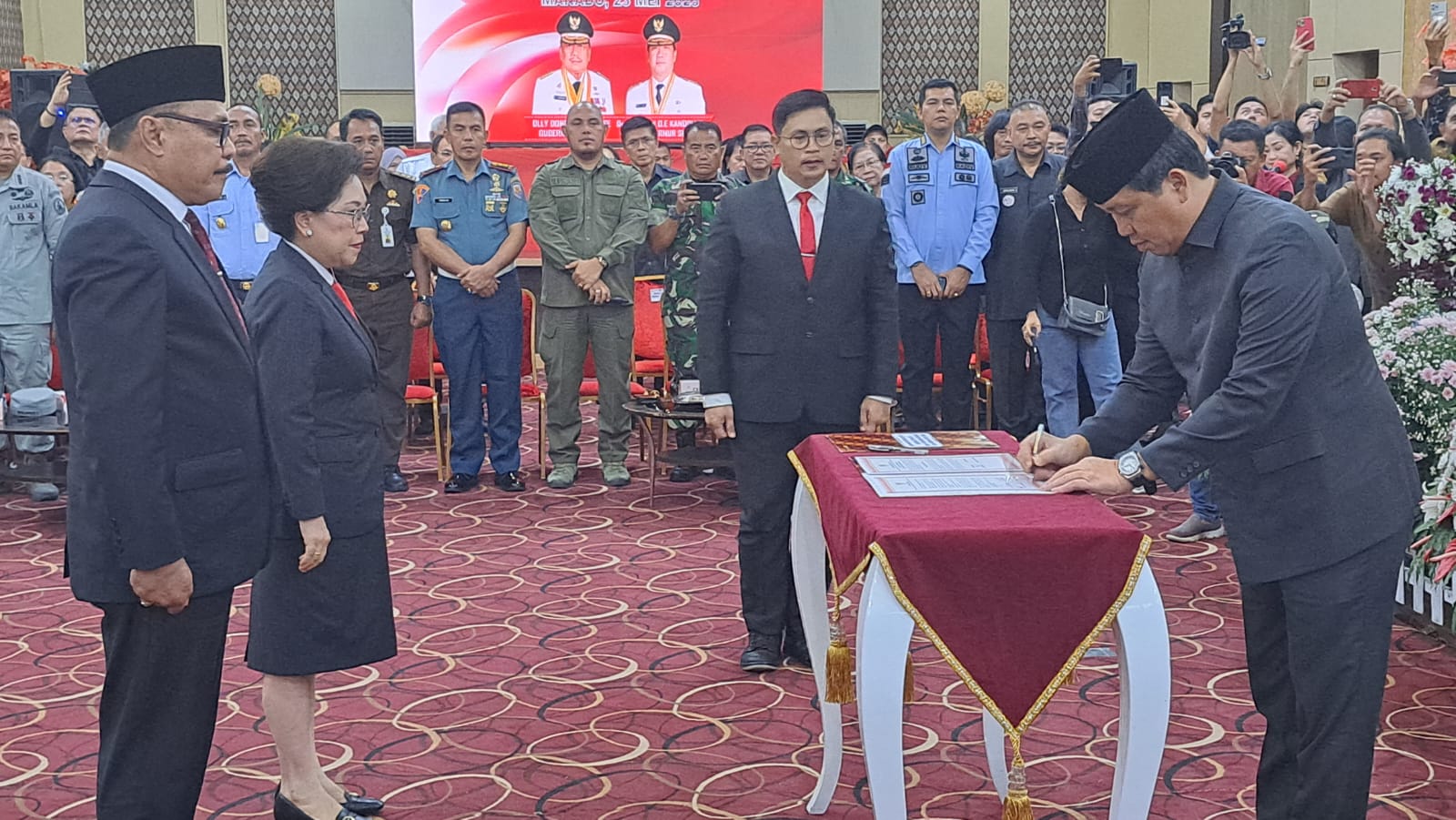 Wagub Sulut menandatangani berita acara pelantikan Pj Bupati Bolmong dan Kepulauan Sangihe.