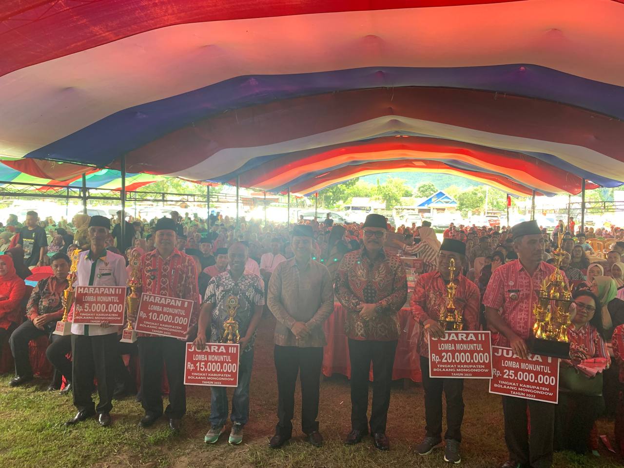 Foto bersama Bupati Limi bersama para pemenang lomba dan seluruh masyarakat yang hadir diacara Halal bi Halal.