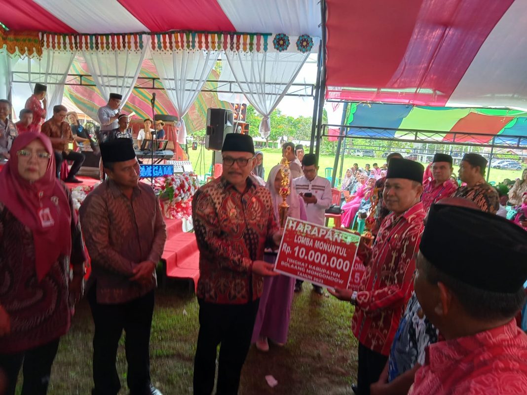 Penyerahan hadiah pemenang lomba monuntul oleh Bupati Limi, yang disaksikan langsung oleh Sekda Bolmong.