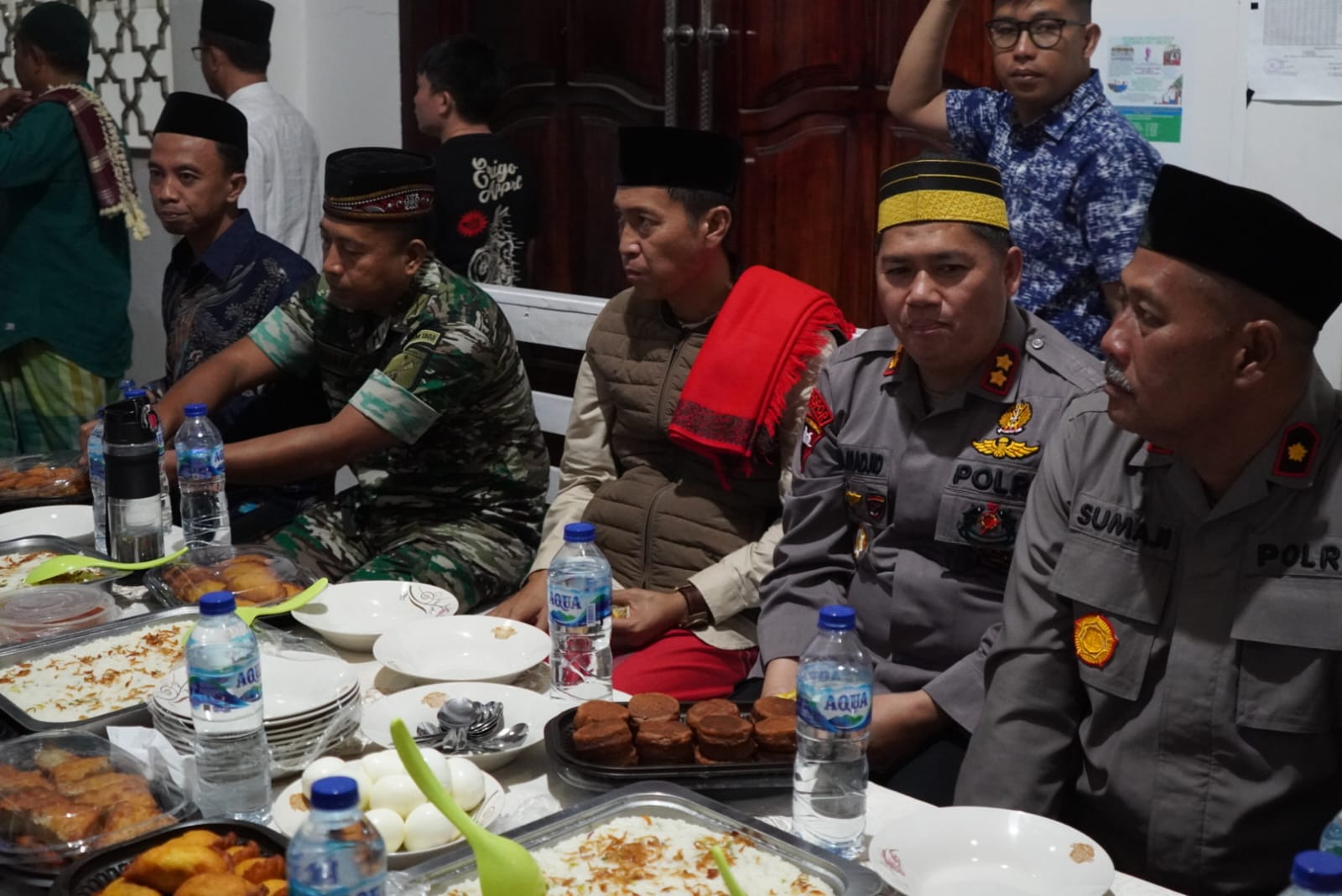 Bupati duduk bersebelahan dengan Kapolres Bolsel dan Perwira Penghubung diacara Halal Bi Halal.