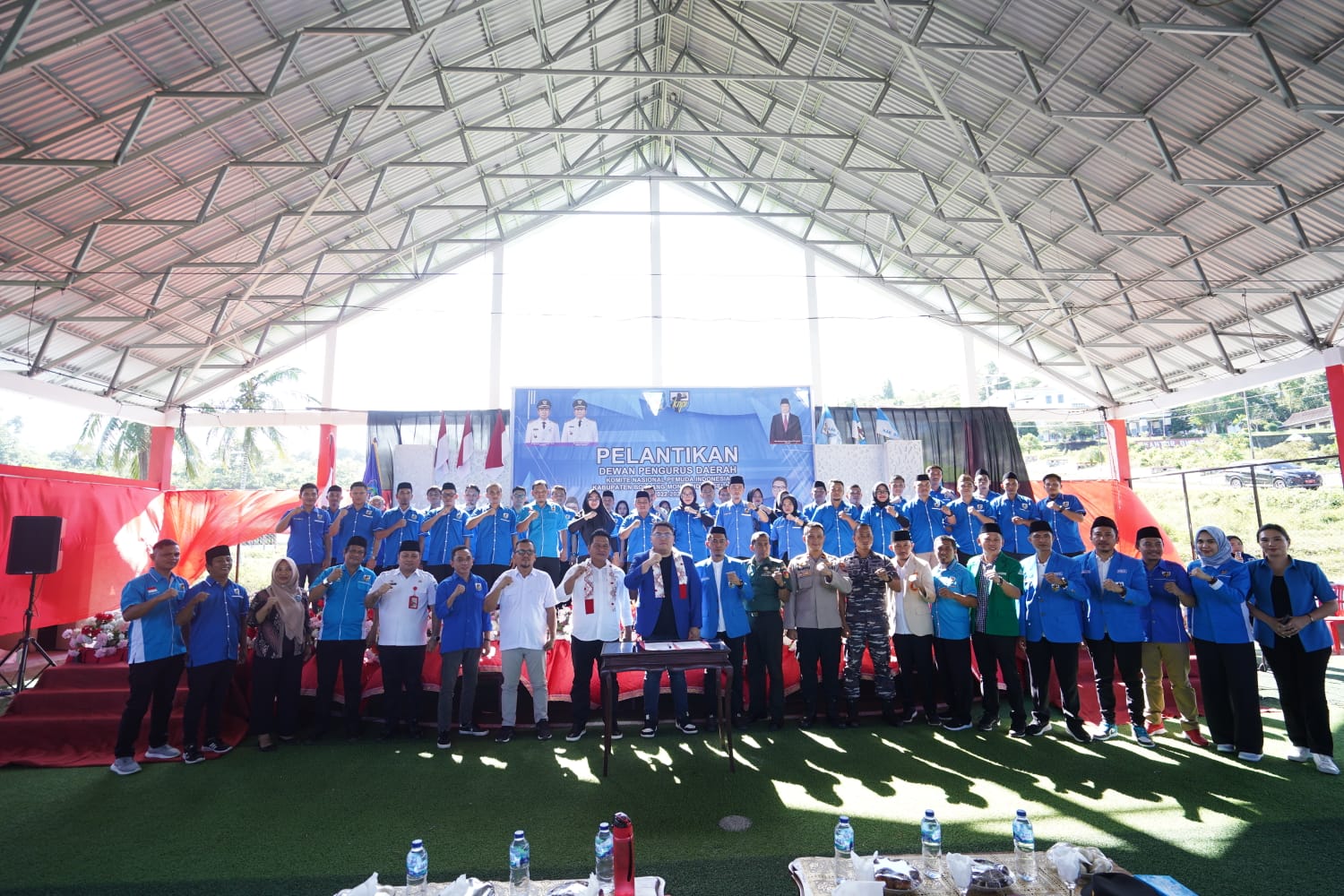 Foto bersama Ketua KNPI Sulut Rio Dondokambey, Wabup Bolsel, Ketua KNPI Bolsel bersama jajaran usai pelantikan.