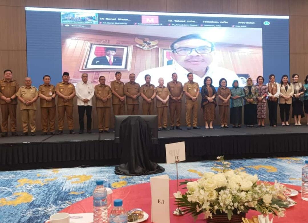 Foto bersama Wagub Steven Kandouw bersama Wabup Boslel dan Kada lainnya.