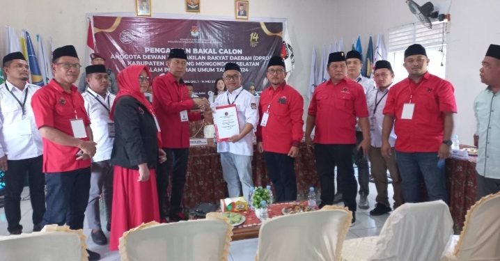 Ketua didampingi Wakil Ketua dan Sekretaris DPC PDI Perjuangan menyerahkan dokumen pendaftaran Caleg kepada Ketua KPU Bolsel.