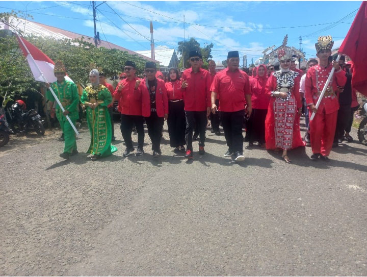 Dijemput secara adat didepan Kantor KPU Bolsel.