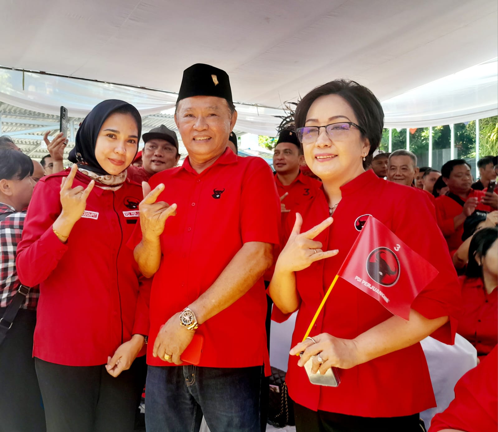 Feramitha bersama caleg PDI Perjuangan ketika mendaftar di KPU Provinsi Sulut.