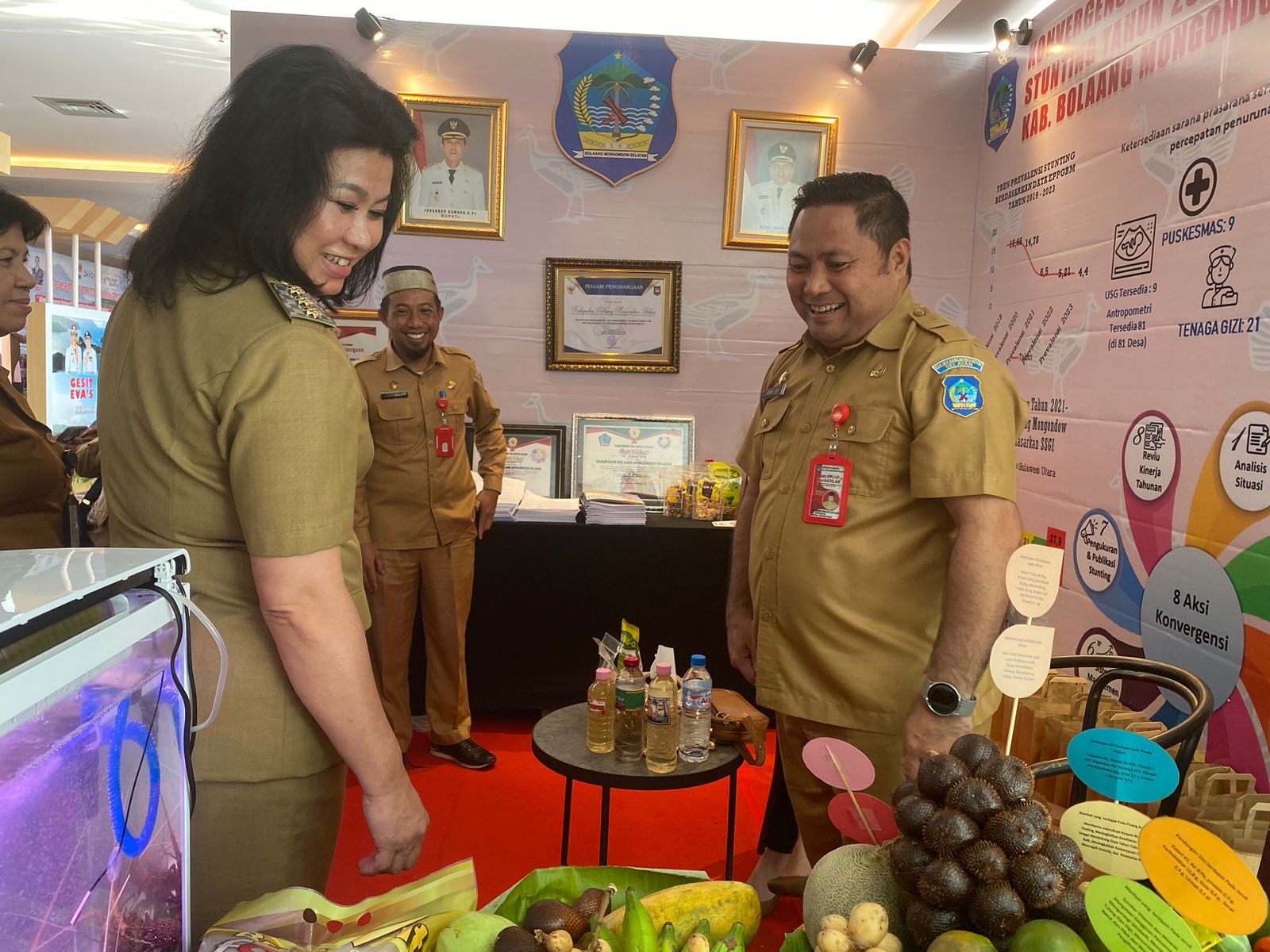 Sekda ketika berada di stand Bolsel diajang penilaian Foto bersama diacara penilaian kinerja Delapan aksi konvergensi percepatan penurunan stunting.