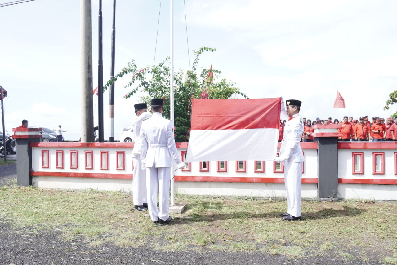 Pengibaran bendera merah putih pada upacara Hari Pancasila di depan Kantor Sekretariat PDI Perjuangan Bolsel.