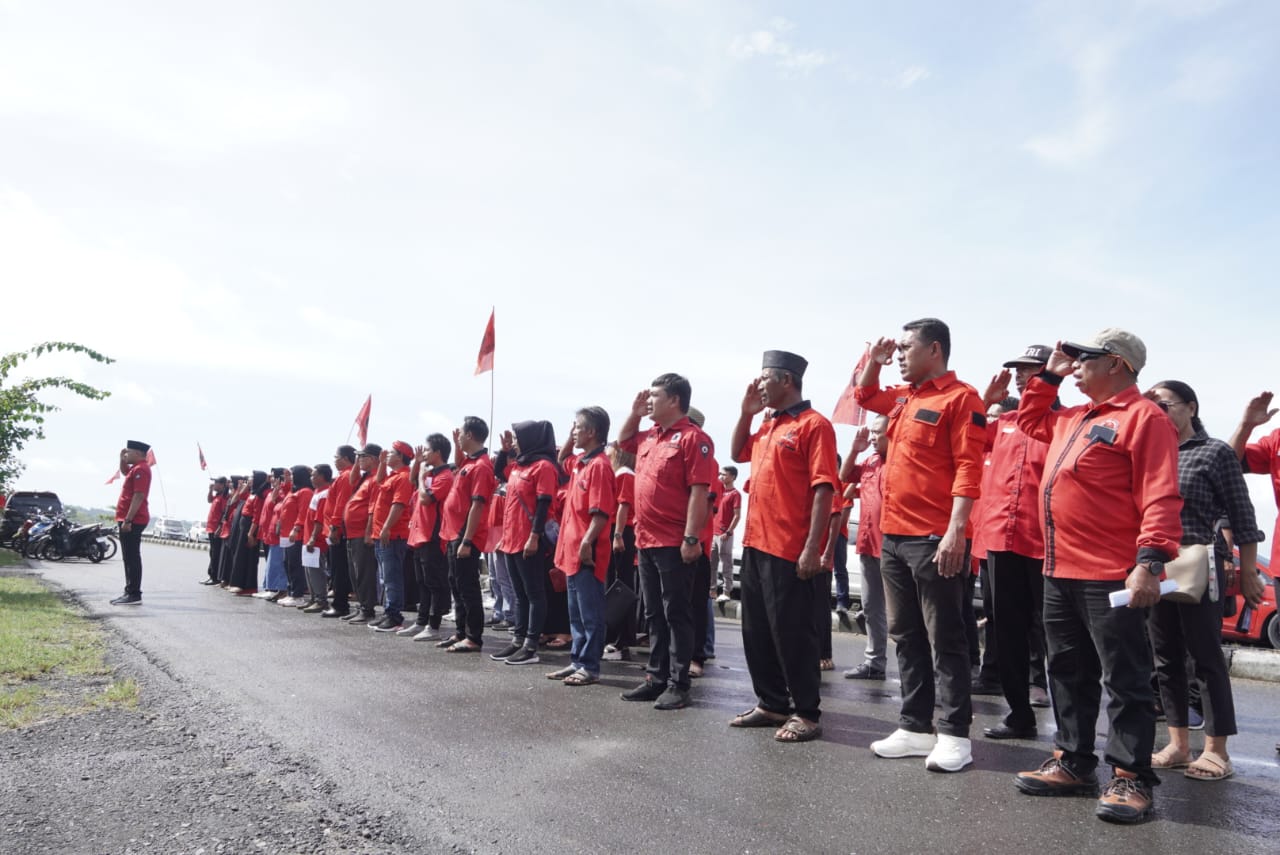 Para peserta upacara Hari Pancasila di Sekretariat DPC PDI Perjuangan Bolsel.