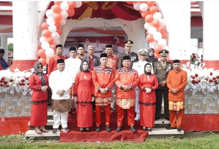 Foto bersama Bupati H Iskandar Kamaru SPt MSi bersama Wabup Deddy Abdul Hamid, Sekda dan pejabat Pemkab Bolsel.