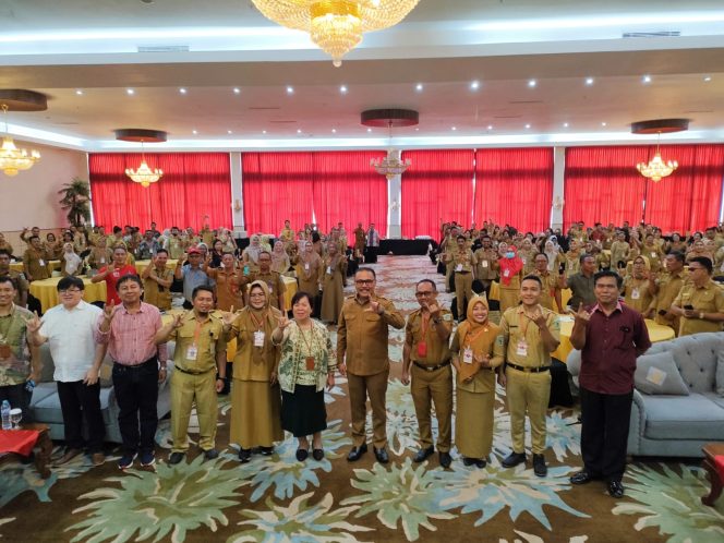 Foto bersama Bupati, pembateri, jajaran Dinas Pendidkan Bolmong dan seluruh peserta Bimtek.