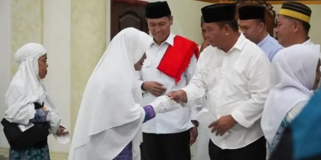 Bupati dan Wabup bersalaman dengan para calon jamaah haji Bolsel.