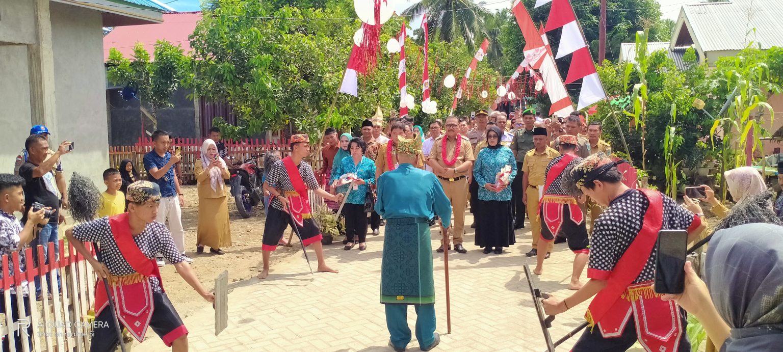 Rombongan Bupati dan Tim Penilai dari Provinsi Sulut disambut secara adat di Desa Doloduo II.