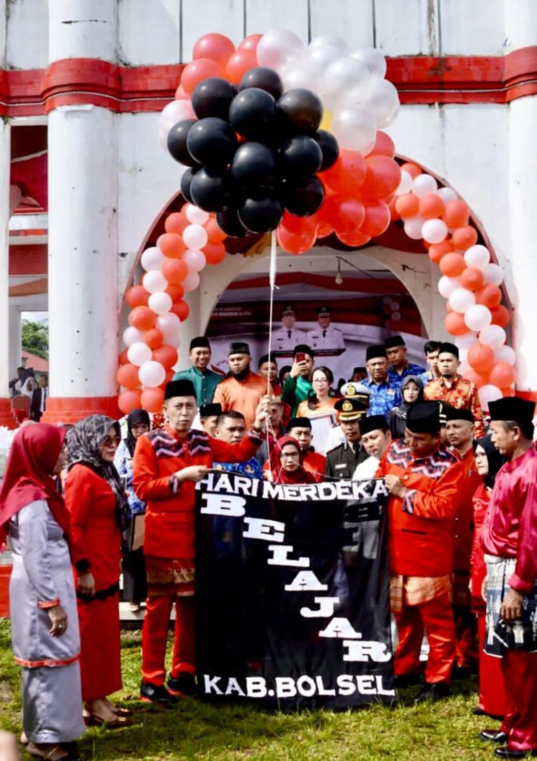 Pelepasan balon gas bertuliskan Hari Merdeka Belajar untuk Kabupaten Bolsel dilepaskan Bupati dan Wabup beserta Kadis Pendidikand dan Kebudayaan Bolsel.