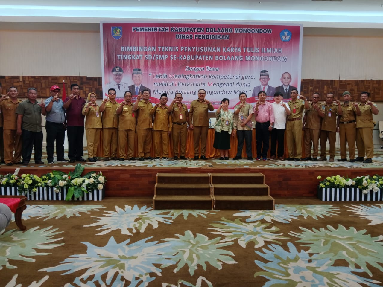 Foto bersama Bupati dan seluruh jajaran pejabat Pemkab Bolmong.