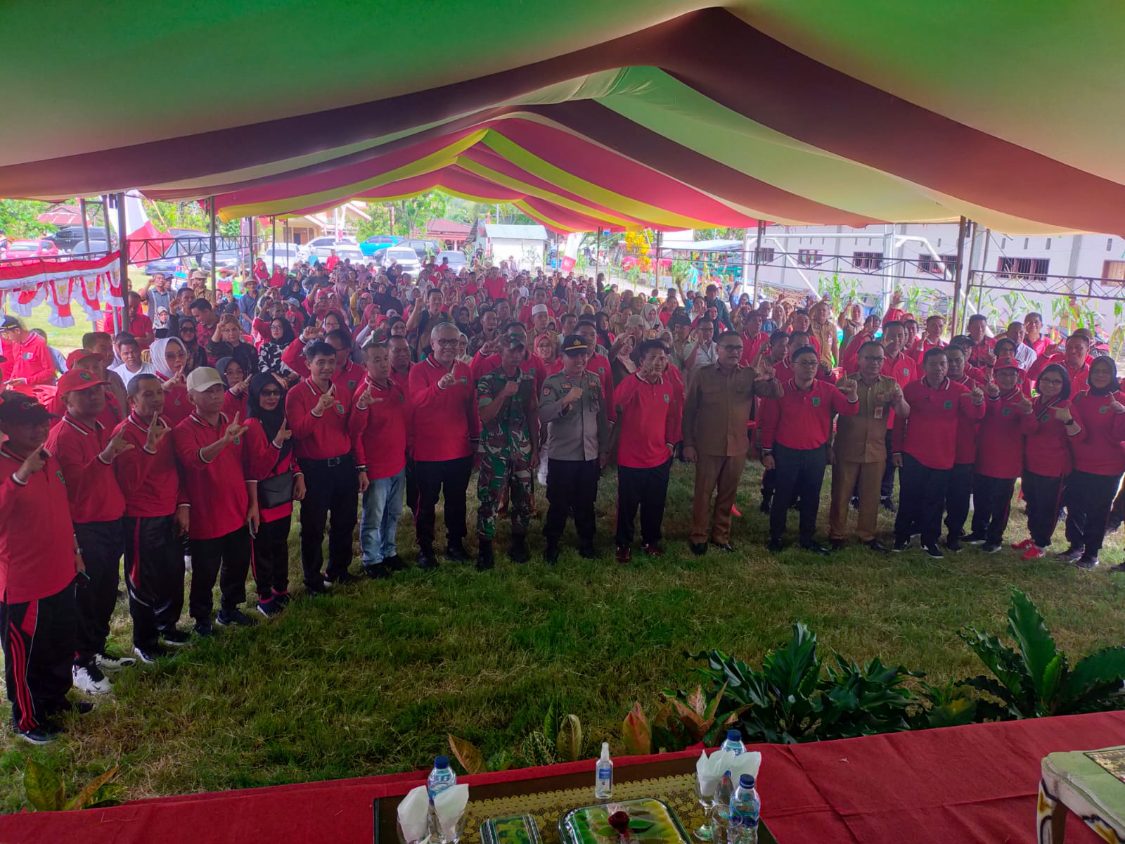 Foto bersama Bupati, Sekda, Ketua DPRD, seluruh OPD dan para sangadi maupun masyarakat diacara pencanangan BBGRM.
