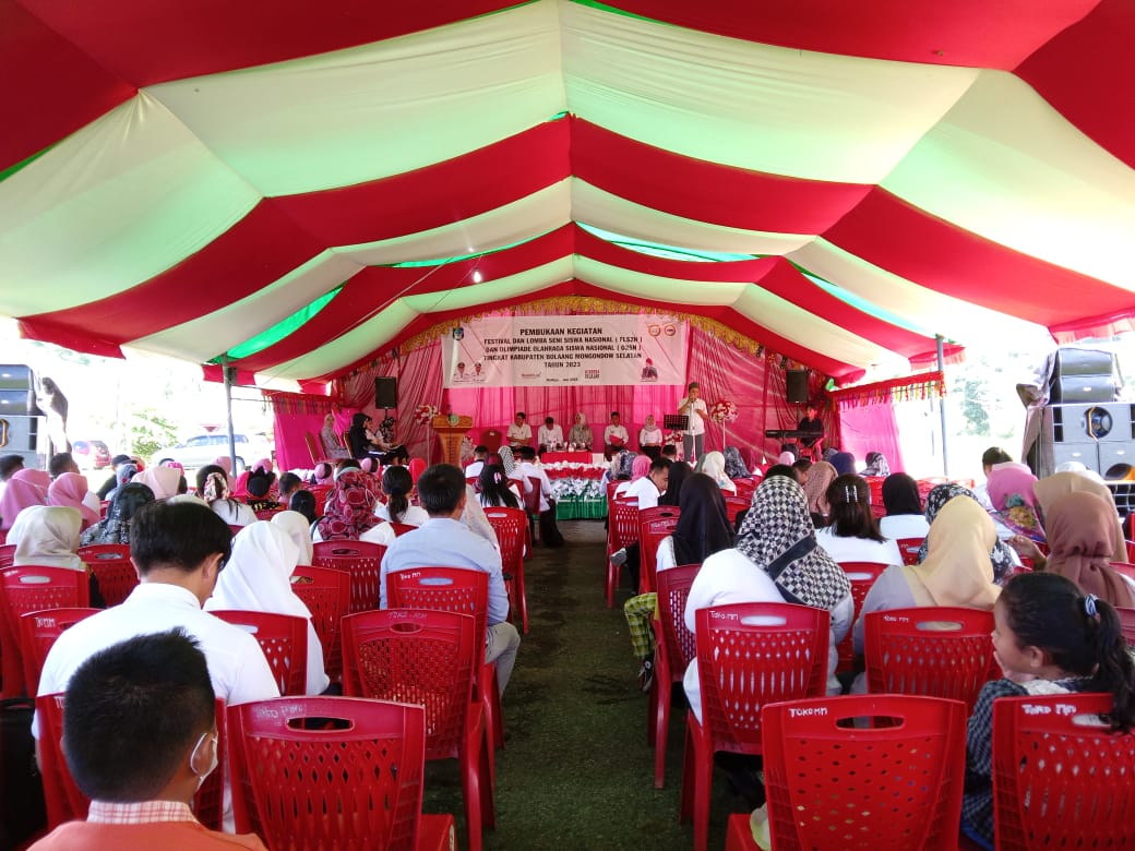 Suasana pembukaan kegiatan FLS2N dan O2SN tingkat Kabupaten Bolsel.