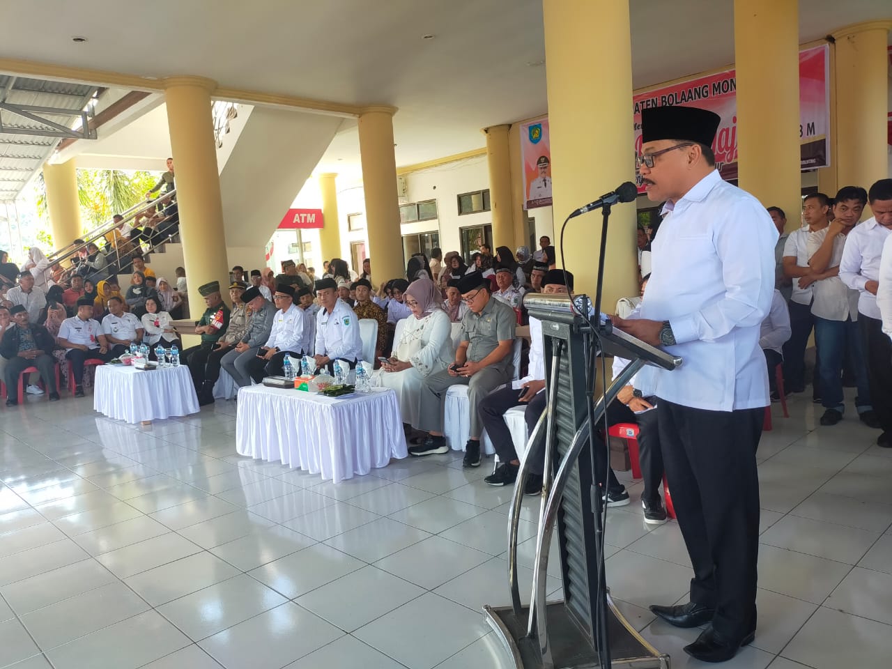 Bupati menyampaikan sambutan sekaligus melepas keberangkatan CJH Bolmong.