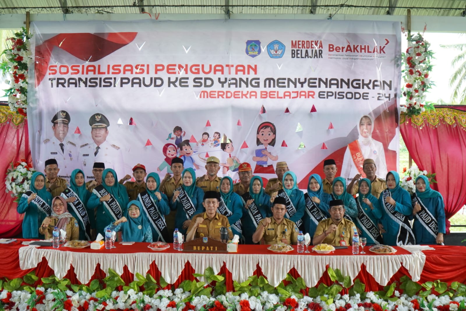 Foto bersama Bupati, Asisten III, Wakil Ketua TP PKK Bolsel, Kepala Disdikbud dengan para bunda PAUD.