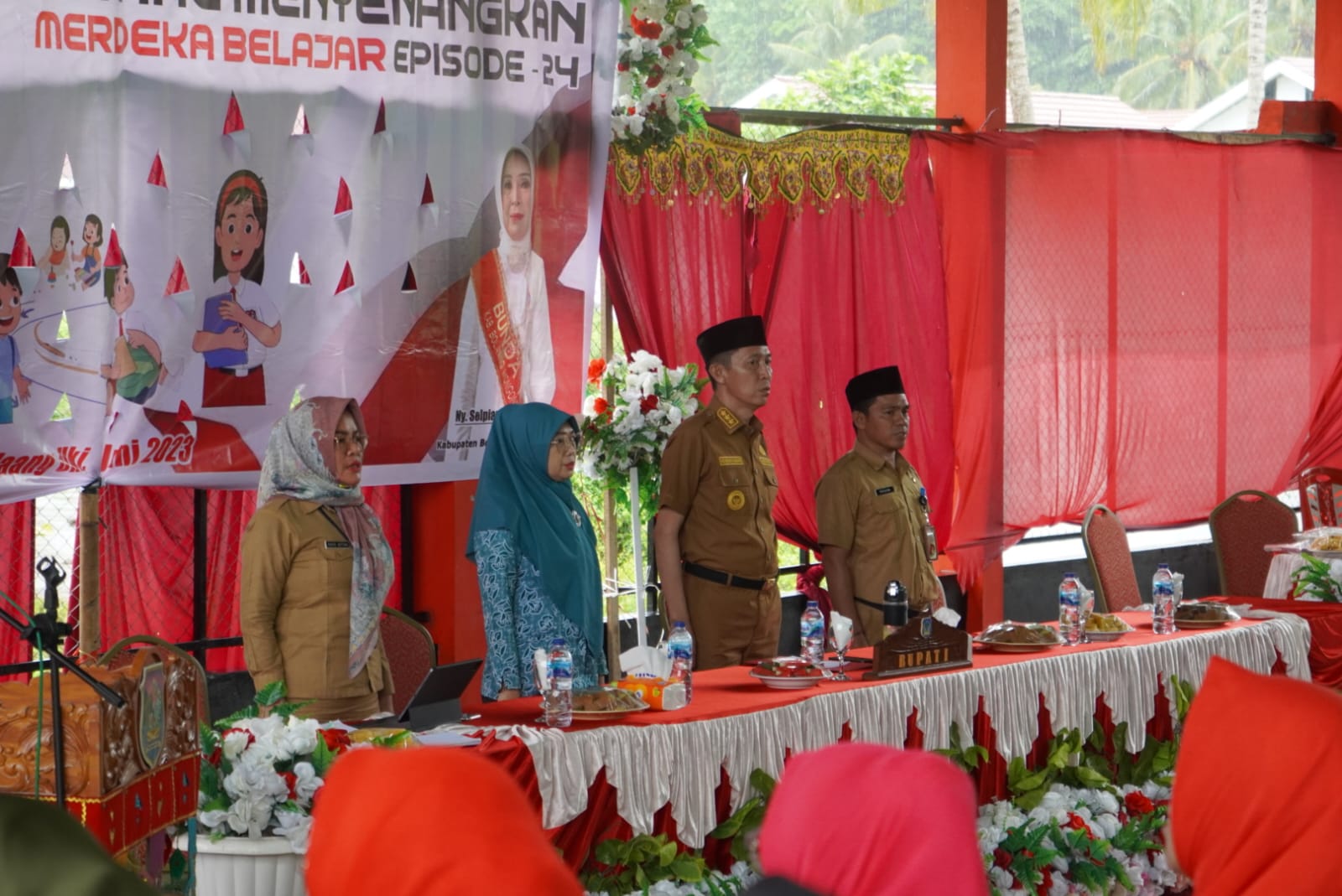 Bupati, Kadis Pendidikan,  Asisten III dan Wakil Ketua TP PKK Bolsel ketika membuka acara sosialisasi.